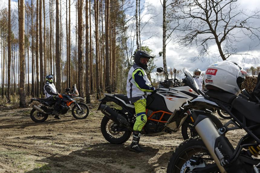 Wir fahren mit einem Lachen Endurotouren